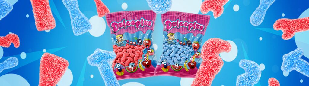 Banner promocional de Dulceplus con bolsas de chuches en forma de herramientas sabor fresa y frambuesa con cobertura de pica sobre fondo azul dinámico.
