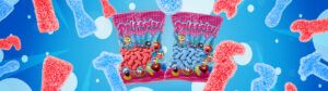 Banner promocional de Dulceplus con bolsas de chuches en forma de herramientas sabor fresa y frambuesa con cobertura de pica sobre fondo azul dinámico.